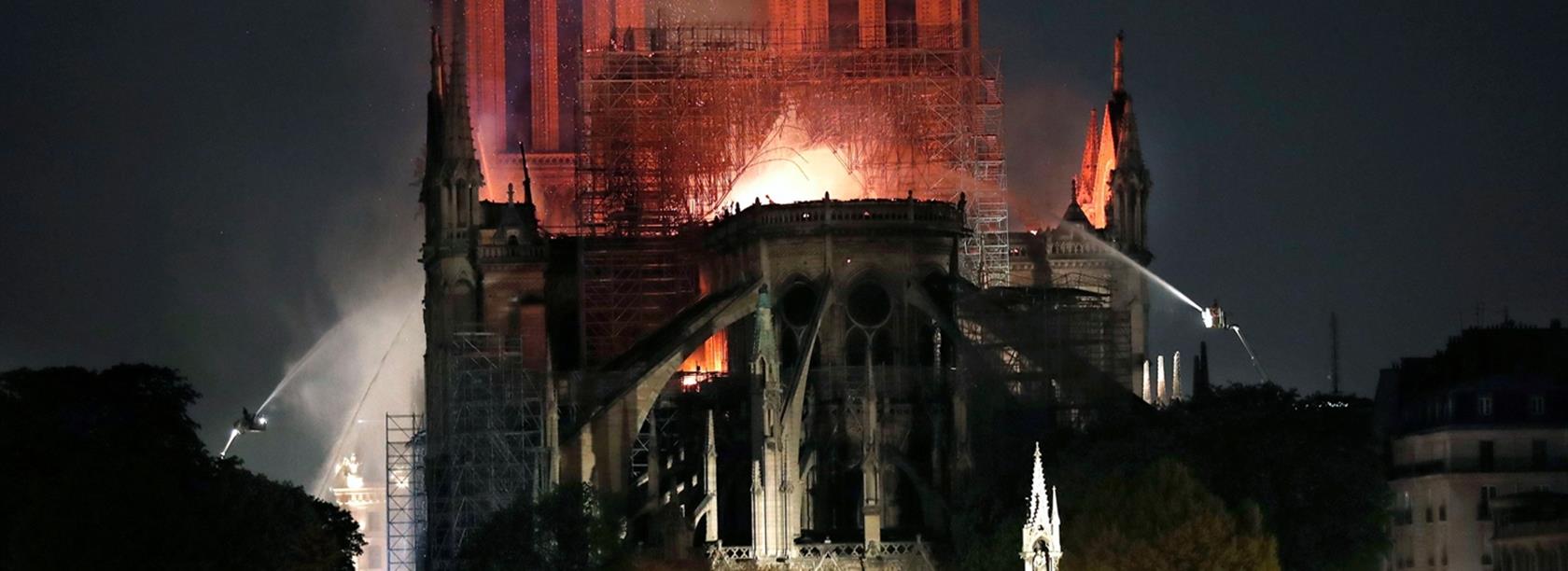 بریده ای از رمان گوژپشت نوتردام ؛ عاقبت خشونت فرانسوی ، آتش در دامن کلیسا !